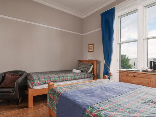 Aynetree Guest House : photo 2 de la chambre chambre triple avec salle de bains privative