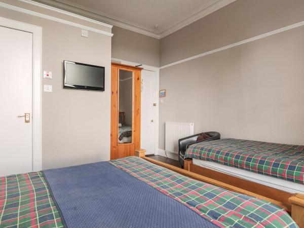 Aynetree Guest House : photo 3 de la chambre chambre triple avec salle de bains privative