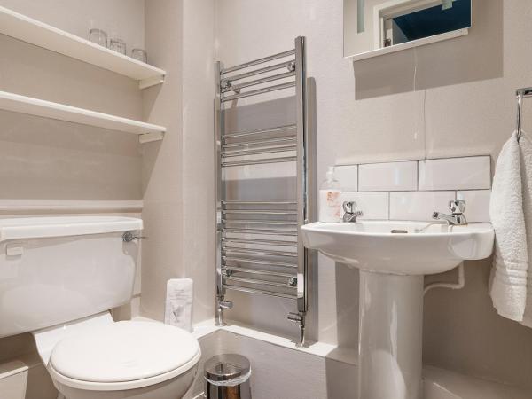 Aynetree Guest House : photo 4 de la chambre chambre triple avec salle de bains privative