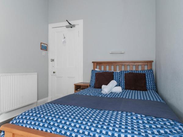 Aynetree Guest House : photo 1 de la chambre petit chambre double avec salle de bains