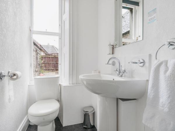 Aynetree Guest House : photo 3 de la chambre petit chambre double avec salle de bains