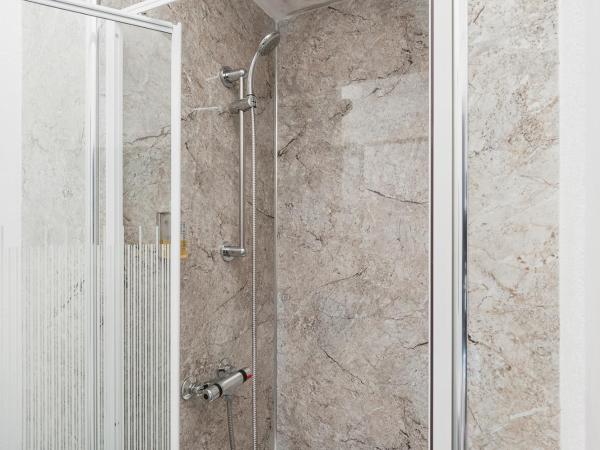 Aynetree Guest House : photo 4 de la chambre petit chambre double avec salle de bains