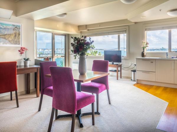 Ocean Breeze Hotel : photo 4 de la chambre suite 2 chambres avec vue sur le port