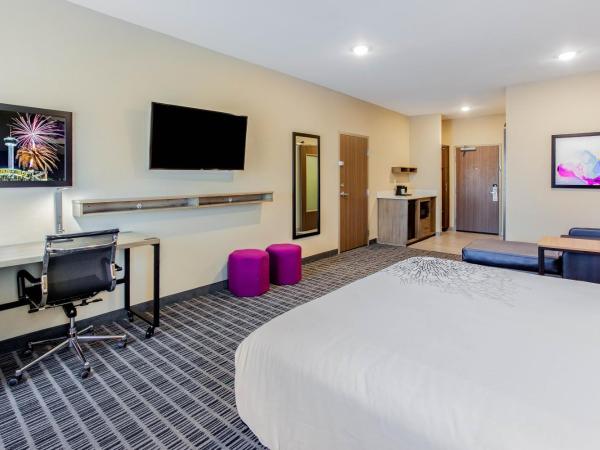 La Quinta by Wyndham San Antonio Alamo City : photo 3 de la chambre 1 king bed, deluxe mobility/hearing accessible room, roll-in shower, non-smoking