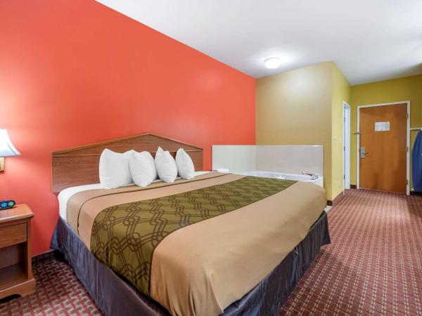 Econo Lodge Louisville Airport : photo 6 de la chambre chambre lit king-size standard avec baignoire spa - non-fumeurs