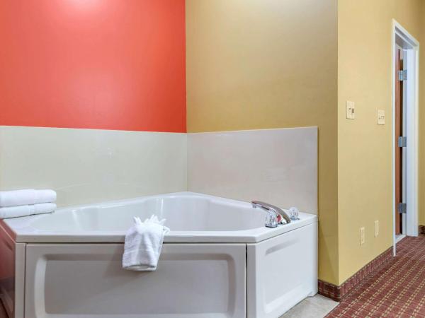 Econo Lodge Louisville Airport : photo 7 de la chambre chambre lit king-size standard avec baignoire spa - non-fumeurs