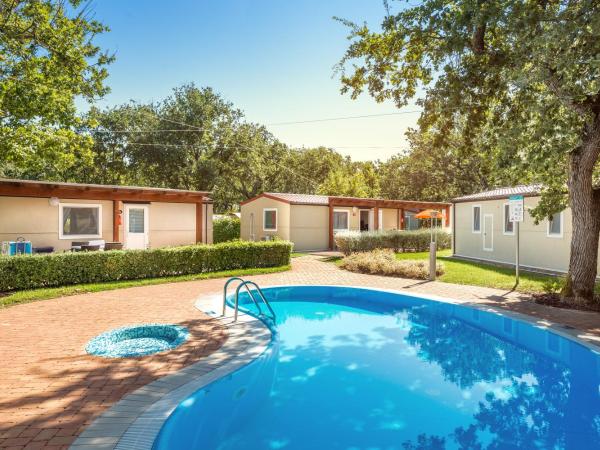 Camping Ulika Mobile Homes - Naturist : photo 2 de la chambre superior mobile home with pool view