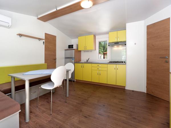 Camping Ulika Mobile Homes - Naturist : photo 6 de la chambre superior mobile home with pool view