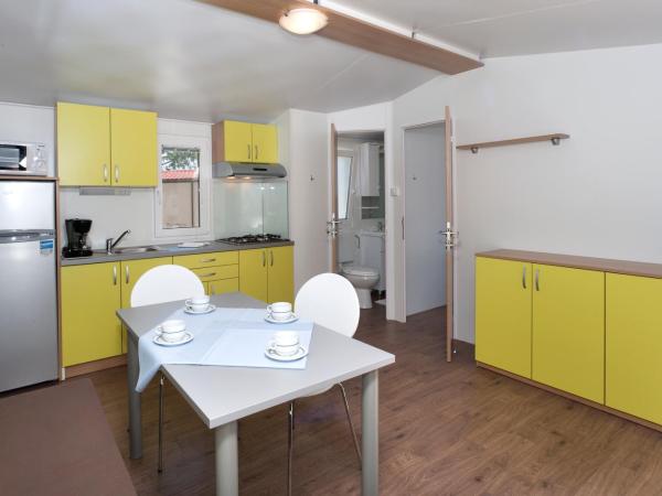 Camping Ulika Mobile Homes - Naturist : photo 5 de la chambre superior mobile home with pool view