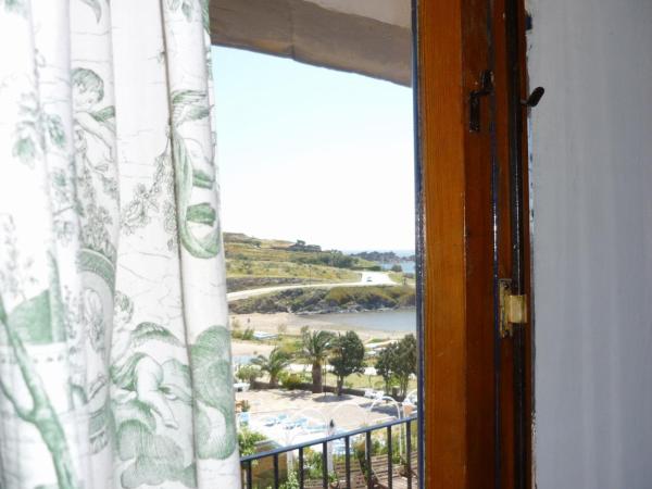 Hotel Port-Lligat : photo 1 de la chambre chambre double ou lits jumeaux - vue latérale sur mer