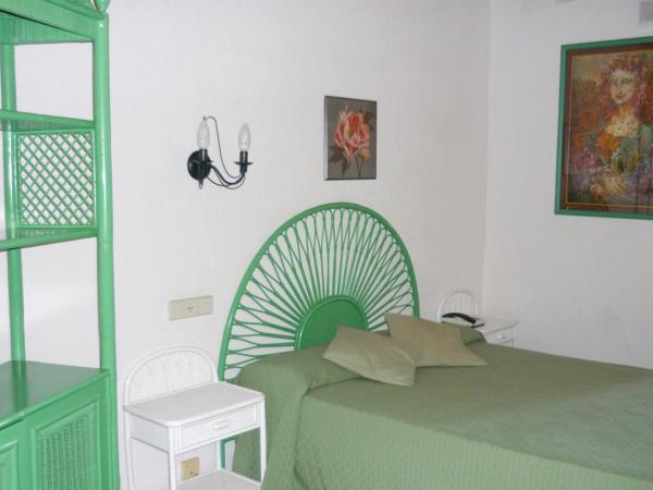 Hotel Port-Lligat : photo 7 de la chambre chambre double ou lits jumeaux - vue latérale sur mer