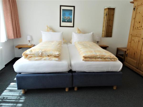 Hotel Bündnerhof : photo 1 de la chambre chambre double avec salle de bains commune