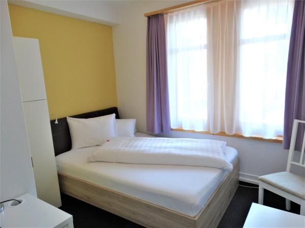 Hotel Bündnerhof : photo 1 de la chambre chambre simple avec salle de bains commune