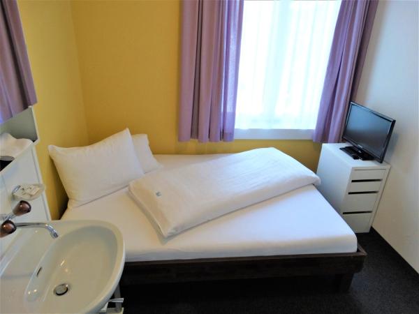 Hotel Bündnerhof : photo 5 de la chambre chambre simple avec salle de bains commune