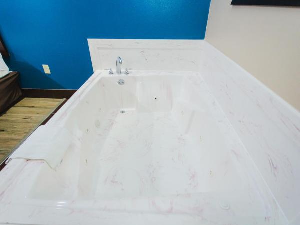 Home Place Inn : photo 9 de la chambre chambre lit king-size avec baignoire spa - fumeurs