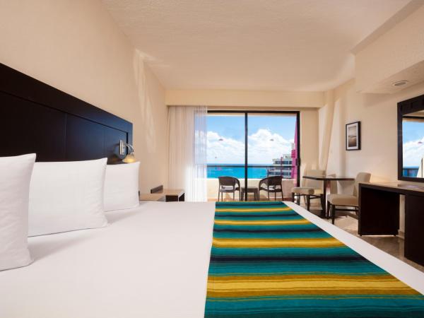 Crown Paradise Club Cancun - All Inclusive : photo 3 de la chambre chambre double ou king avec vue sur l'océan