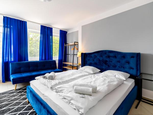 Great Polonia Wrocław City Center : photo 2 de la chambre chambre double avec lit d'appoint et balcon