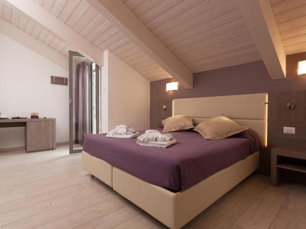 Hotel Gioia : photo 1 de la chambre suite avec baignoire spa