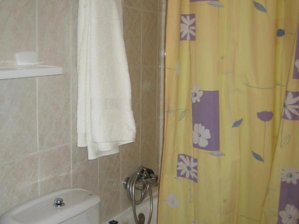 Hostal Los Pinares : photo 2 de la chambre chambre double ou lits jumeaux avec lit d'appoint