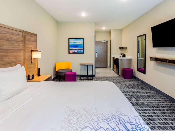 La Quinta by Wyndham San Antonio Alamo City : photo 6 de la chambre chambre lit king-size avec douche accessible en fauteuil roulant - adaptée aux personnes malentendantes/à mobilité réduite - non-fumeurs