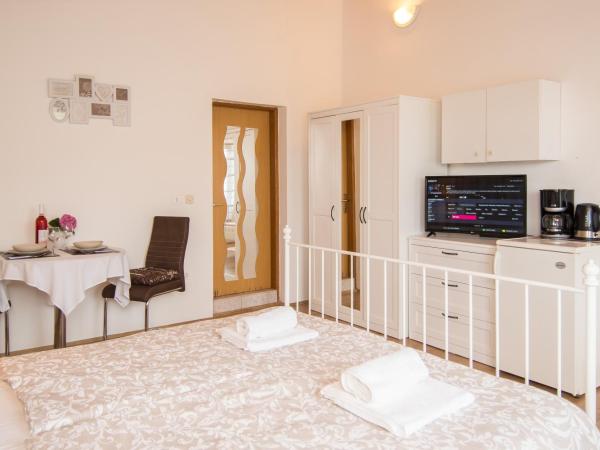 Apartments & Rooms Darrer : photo 7 de la chambre chambre double avec balcon