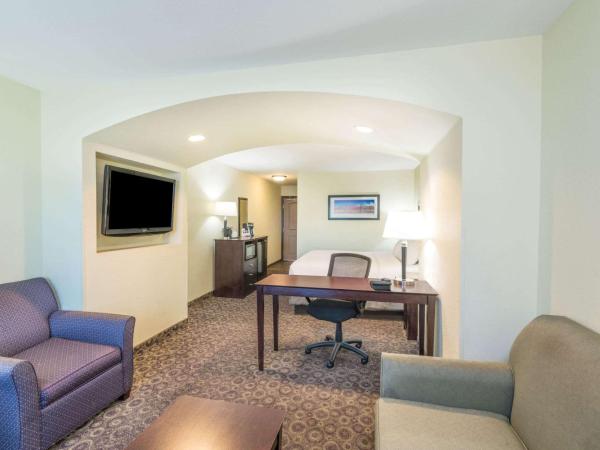 La Quinta by Wyndham Las Vegas Airport South : photo 5 de la chambre suite 1 chambre lit king-size avec canapé-lit - non-fumeurs