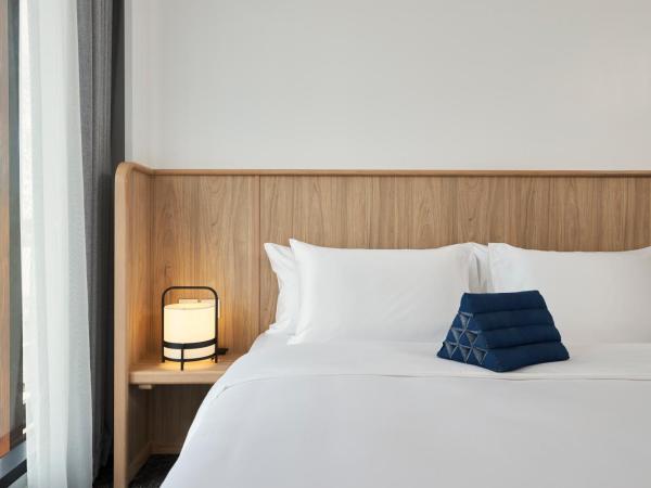 ASAI Bangkok Chinatown : photo 2 de la chambre hébergement lit queen-size confortable - vue sur cour