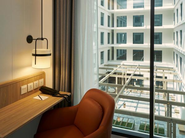 ASAI Bangkok Chinatown : photo 2 de la chambre hébergement lits jumeaux confortable - vue sur cour