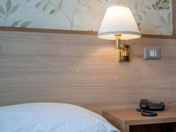 Hotel Dei Fiori : photo 4 de la chambre grande chambre simple 