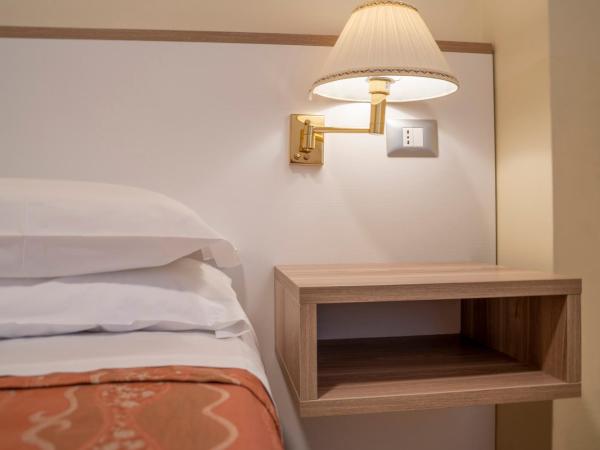 Hotel Dei Fiori : photo 5 de la chambre chambre lits jumeaux standard