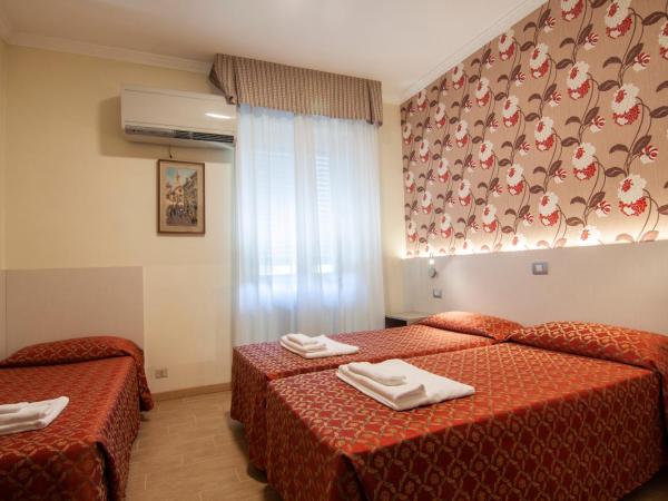 Hotel Dei Fiori : photo 3 de la chambre chambre triple avec douche