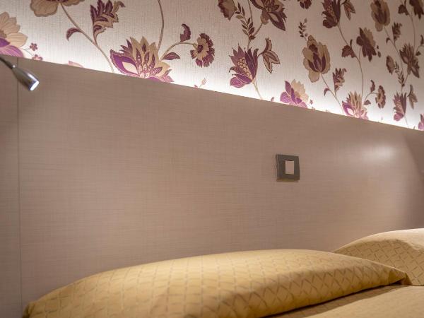 Hotel Dei Fiori : photo 5 de la chambre chambre triple avec douche