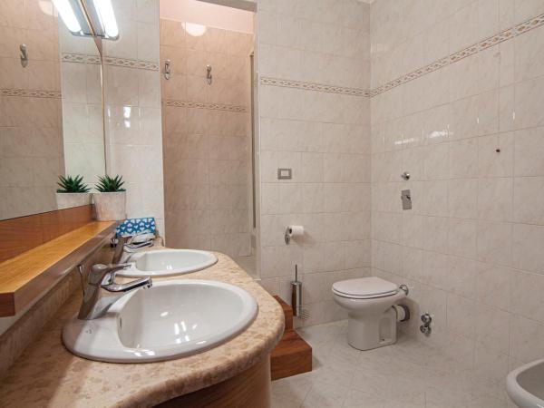 Hotel Dei Fiori : photo 5 de la chambre chambre quadruple avec douche