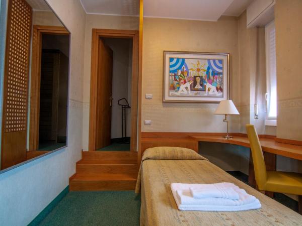 Hotel Dei Fiori : photo 2 de la chambre chambre quadruple avec douche