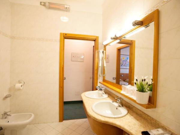 Hotel Dei Fiori : photo 4 de la chambre chambre quadruple avec douche