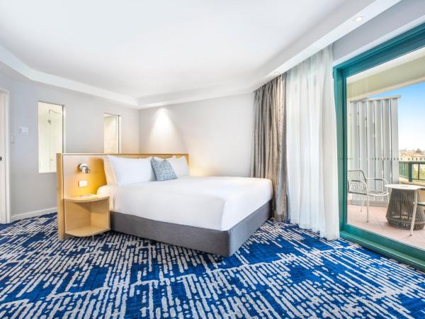Crowne Plaza Sydney Coogee Beach, an IHG Hotel : photo 1 de la chambre suite lit king-size supérieure avec balcon - vue sur océan