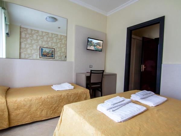 Hotel Dei Fiori : photo 2 de la chambre chambre triple