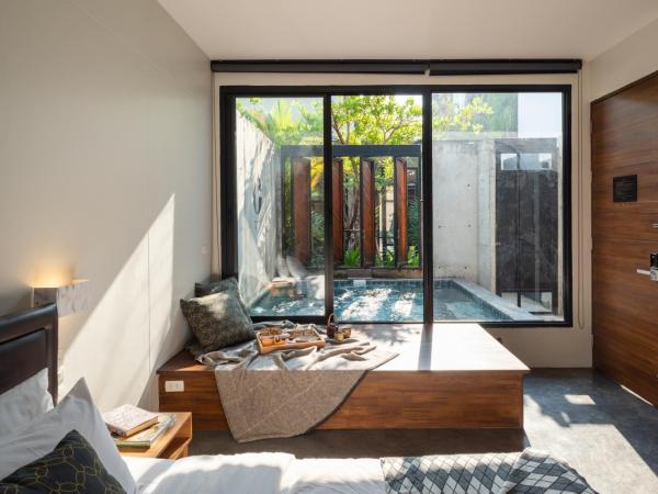 Cherlock hotel : photo 4 de la chambre chambre lit king-size - vue sur piscine