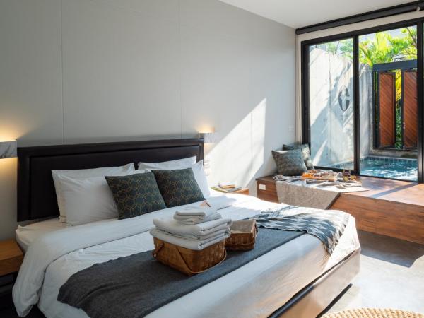 Cherlock hotel : photo 8 de la chambre chambre lit king-size - vue sur piscine