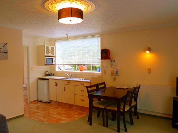 Rotorua Coachman Spa Motel : photo 5 de la chambre suite confort avec bain à remous