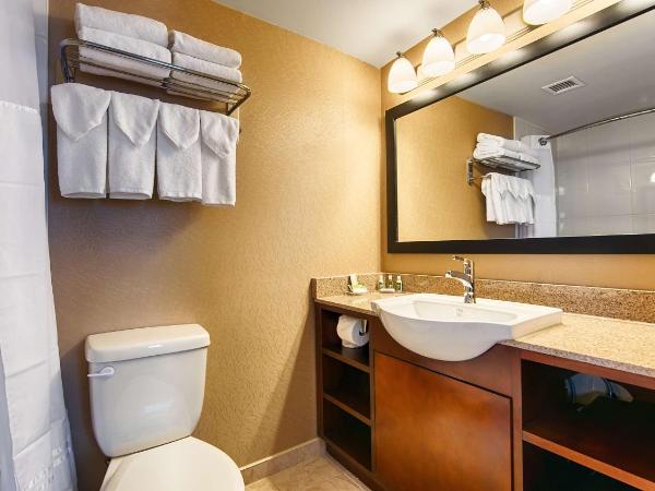Best Western Plus Suites Downtown Calgary : photo 2 de la chambre chambre lit queen-size avec kitchenette