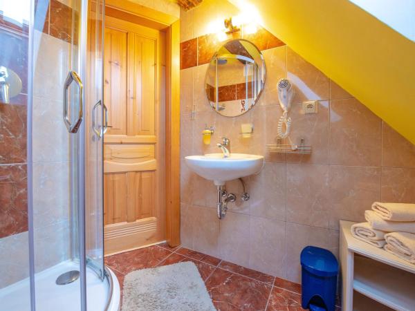 Ubytování u BÍLÉ PANÍ : photo 7 de la chambre chambre double mansardée avec balcon - vue sur château