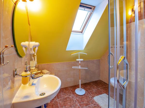 Ubytování u BÍLÉ PANÍ : photo 8 de la chambre chambre double mansardée avec balcon - vue sur château