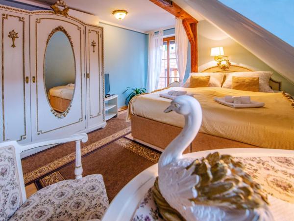 Ubytování u BÍLÉ PANÍ : photo 3 de la chambre chambre double mansardée avec balcon - vue sur château