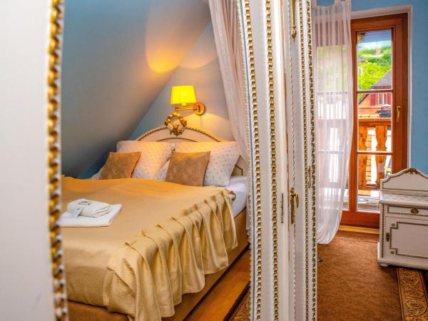 Ubytování u BÍLÉ PANÍ : photo 4 de la chambre chambre double mansardée avec balcon - vue sur château