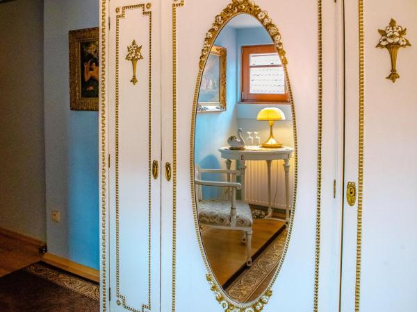 Ubytování u BÍLÉ PANÍ : photo 5 de la chambre chambre double mansardée avec balcon - vue sur château