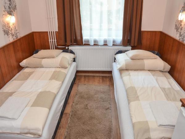 Média Panzió és Apartmanház : photo 2 de la chambre chambre lits jumeaux standard avec salle de bains privative

