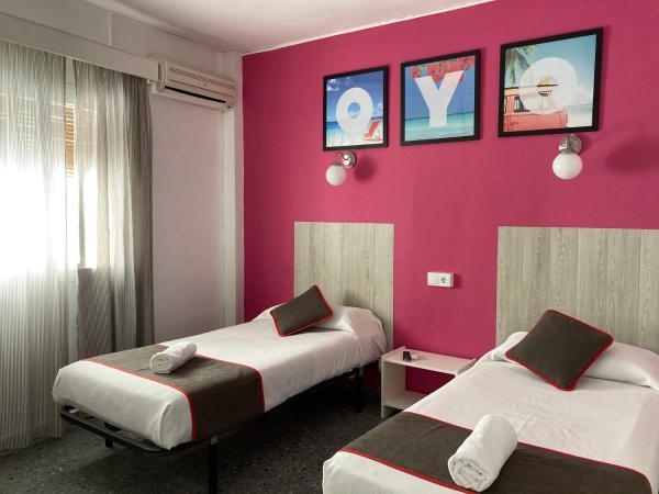 Hostal Paco Marbella : photo 5 de la chambre chambre lits jumeaux Économique intérieure 