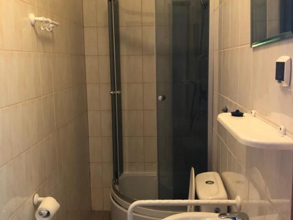 Dom Wczasowy Oliwia : photo 7 de la chambre chambre triple avec salle de bains privative
