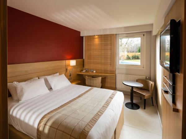 Best Western Plus Le Lavarin : photo 5 de la chambre chambre lit king-size supérieure - vue sur jardin 